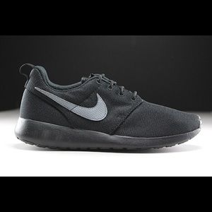 Black Nike Roshe